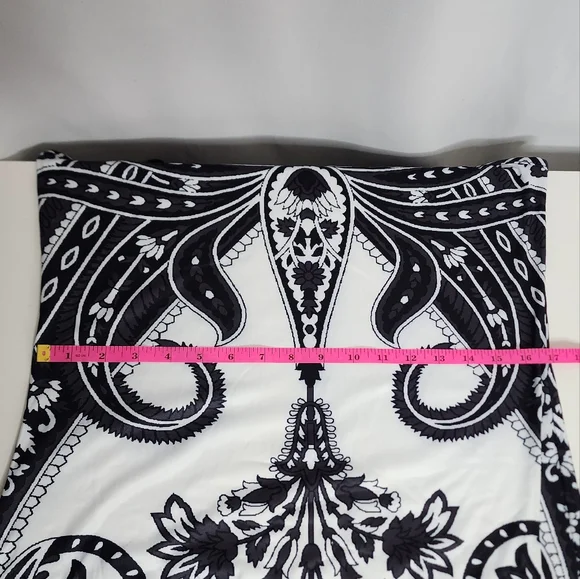 Elegant Black and White Maxi Dress - Picture 7 of 8